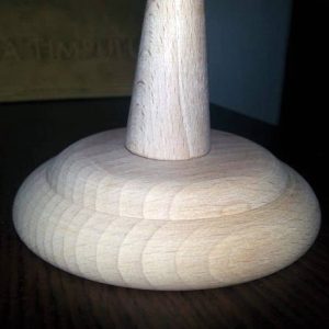 Socle bois fanion personnalisé avec support stable et finition élégante pour présentation professionnelle en bureau ou événement
