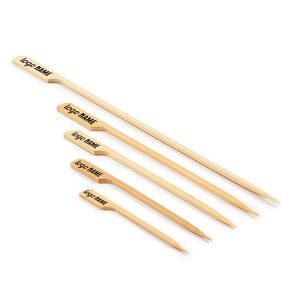 Pique brochette en bambou personnalisée avec logo imprimé en une couleur, surface lisse et finition naturelle, utilisée pour servir des tapas et mises en bouche lors d’un événement professionnel.