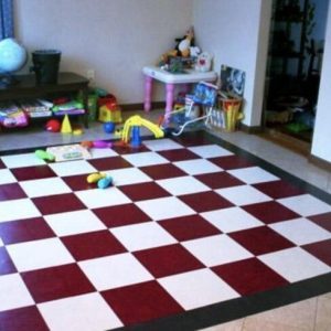 Alfombra publicitaria de plástico antideslizante para eventos y ferias comerciales.