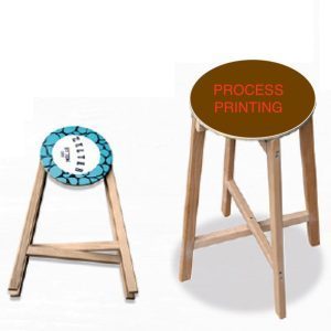 Le tabouret bois personnalisé est une solution idéale pour allier design naturel et communication visuelle efficace lors de vos événements.