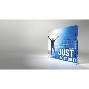 Stand vertical personnalisé avec structure aluminium et visuel textile imprimé pour salons, événements et communication professionnelle.