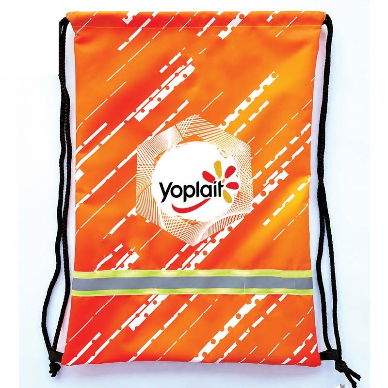 Sac cordelette réfléchissant personnalisé avec logo coloré, idéal pour événements professionnels et distribution promotionnelle.