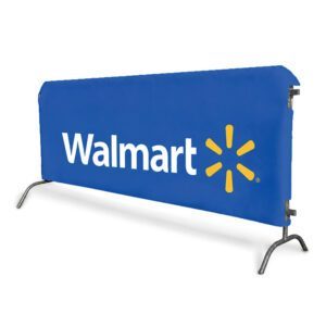 Housse publicitaire barrière personnalisée avec logo et visuels colorés, idéale pour salons et événements extérieurs.