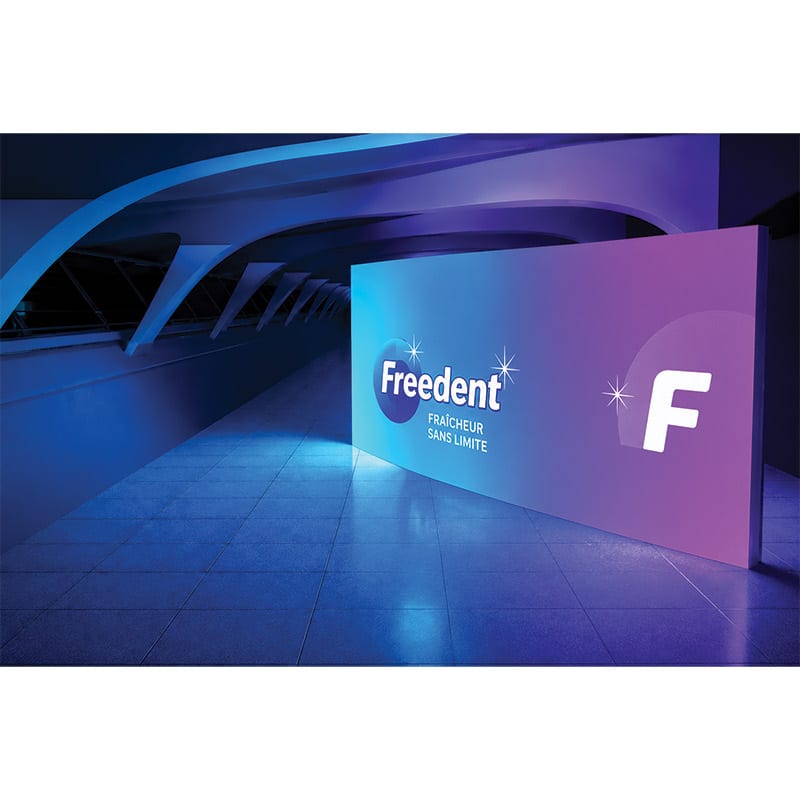 Stand personalizado de doble cara con iluminación LED y efectos visuales de alta calidad para ferias comerciales y eventos.