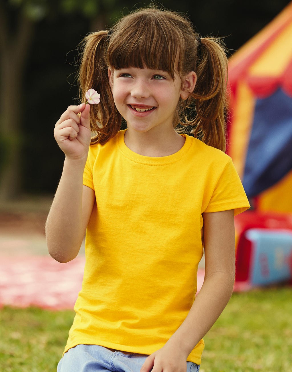 T-shirt pubblicitaria giallo girasole, profilo bambina, 165 g/m2 (Bianco: 160 g/m2) 100% cotone (filato Belcoro®) bordo scollo