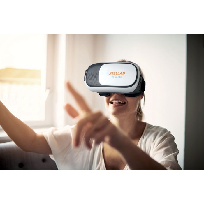 Occhiali virtuali personalizzati: lo strumento innovativo per un'immersione totale e una comunicazione visiva d'impatto, compatibile con tutti gli smartphone.