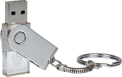 Différentes clés USB publicitaires personnalisées exposées, montrant la diversité des designs et options disponibles.