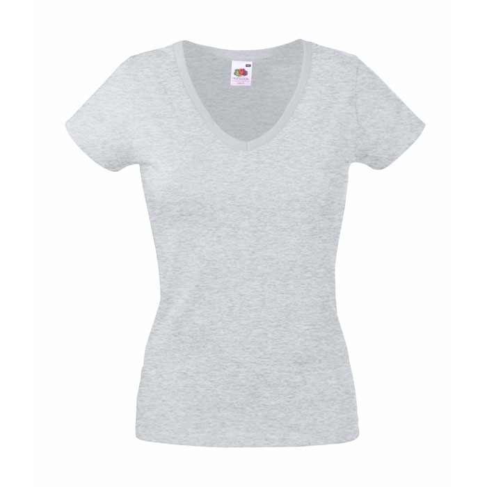 Frau trägt ein personalisiertes Werbe-T-Shirt, das modernen Stil und Markensichtbarkeit vereint.