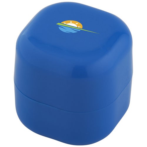 Cubix anunciando protetor labial com aroma de baunilha em um pequeno cubo. Desparafuse a tampa para acessar o protetor labial.