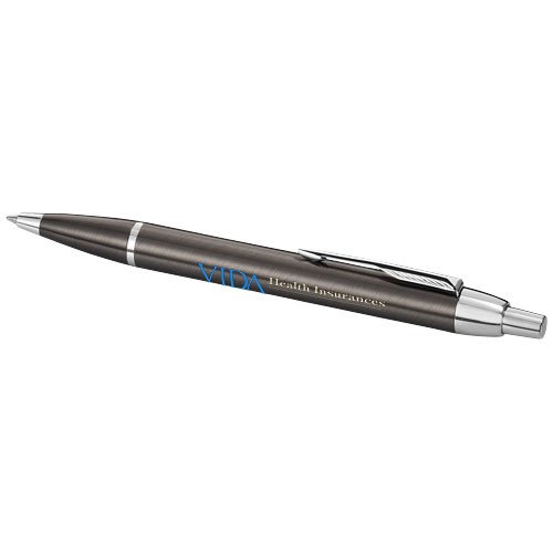 Stylo personnalisable à bille Parker IM Présentation dans coffret cadeau Parker. Livré avec recharge de stylo à bille QuinkFlow
