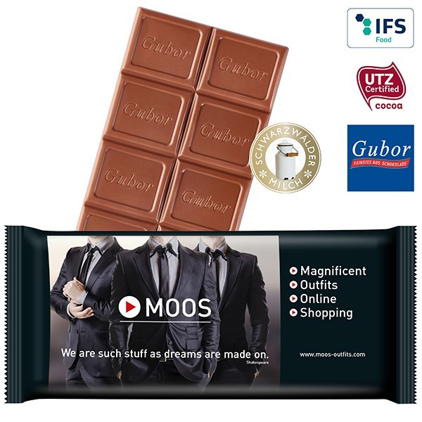 Personlig bar af premium chokolade under sølv aluminiumsfolie, placeret på en papindsats og alt pakket ind