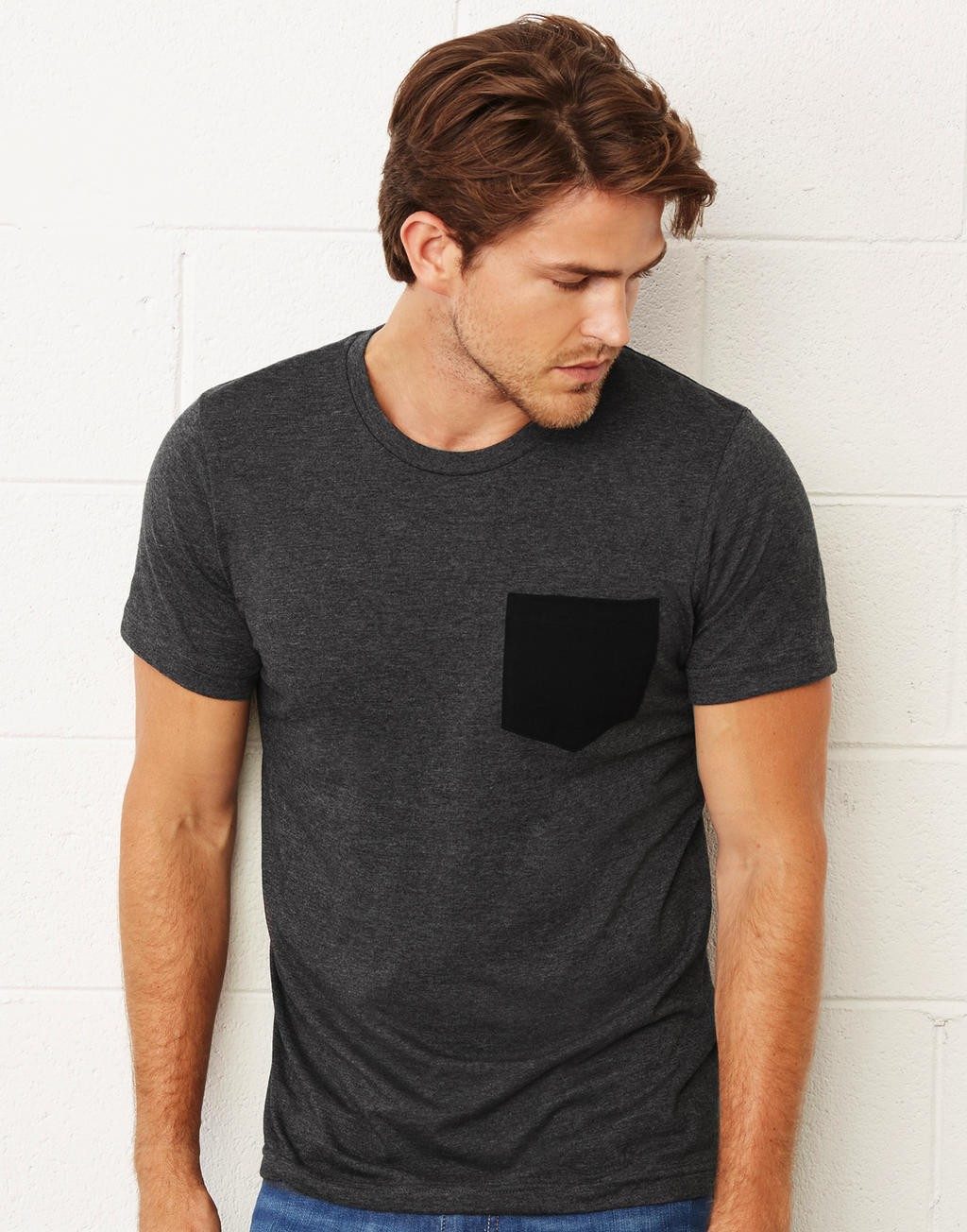 Tee-shirt publicité gris foncé profil homme avec poche Jersey 100% coton peigné ringspun, 145 g/m²  couleurs heather: 52% coton